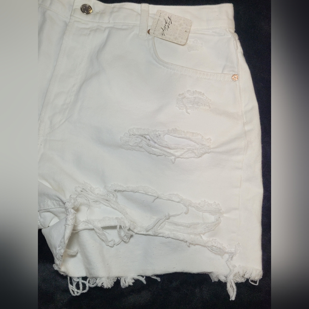 Free People• Optic White Distressed Button-Up Jean Shorts▪︎ Size 32 *NEW* - Picture 14 of 16